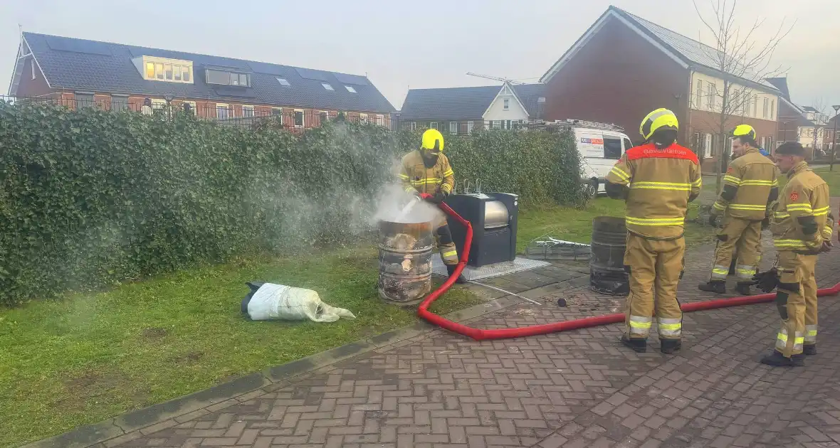 Brandweer dooft brand in vuurton - Foto 3