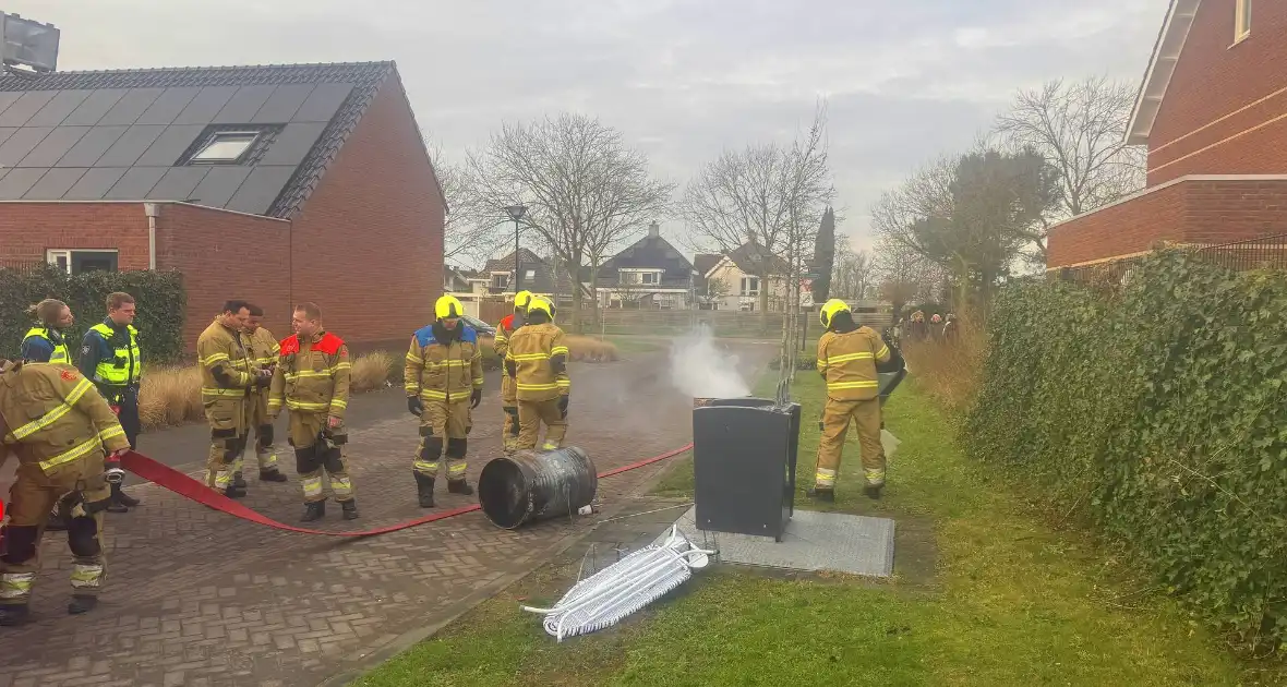 Brandweer dooft brand in vuurton - Foto 5