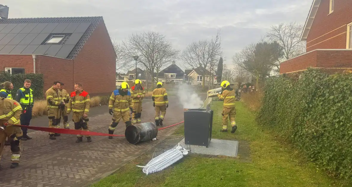 Brandweer dooft brand in vuurton - Foto 6