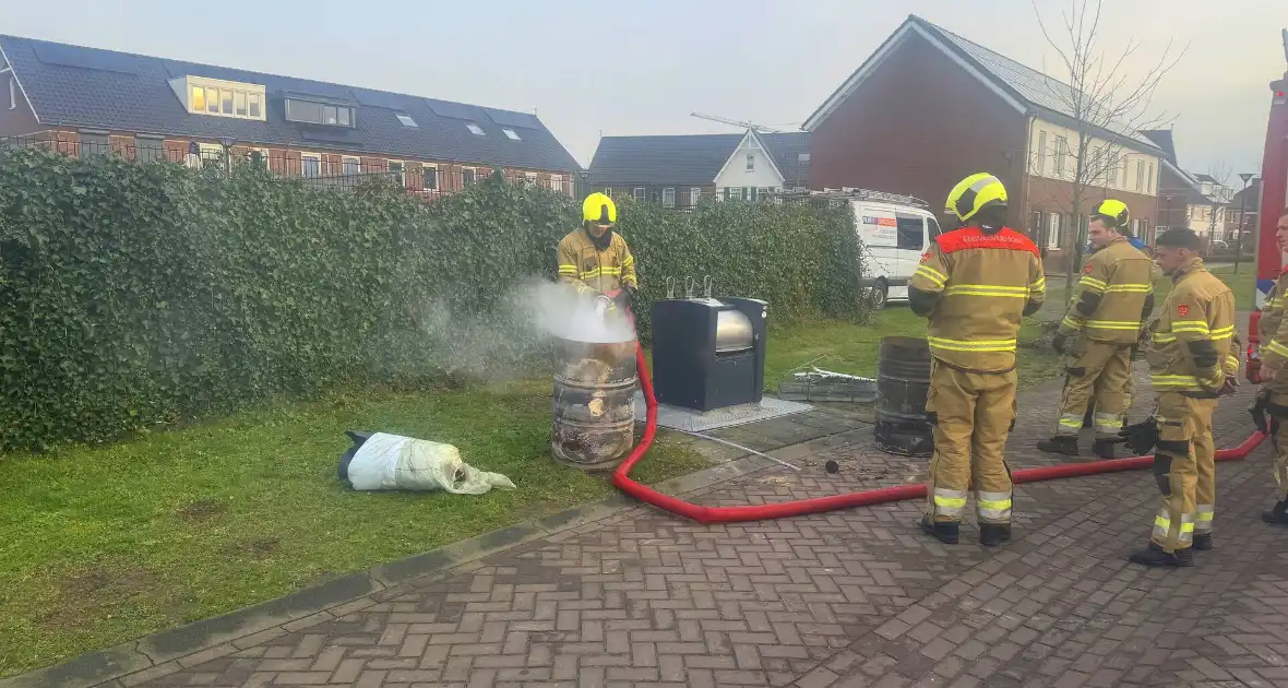 Brandweer dooft brand in vuurton - Foto 8