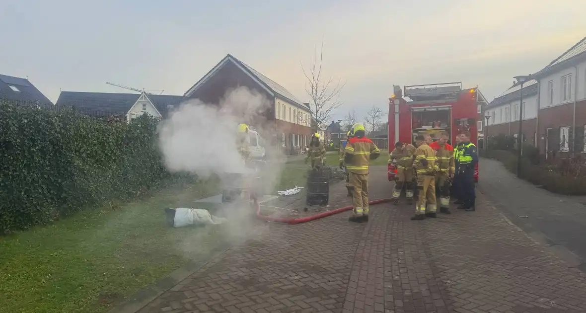 Brandweer dooft brand in vuurton - Foto 9