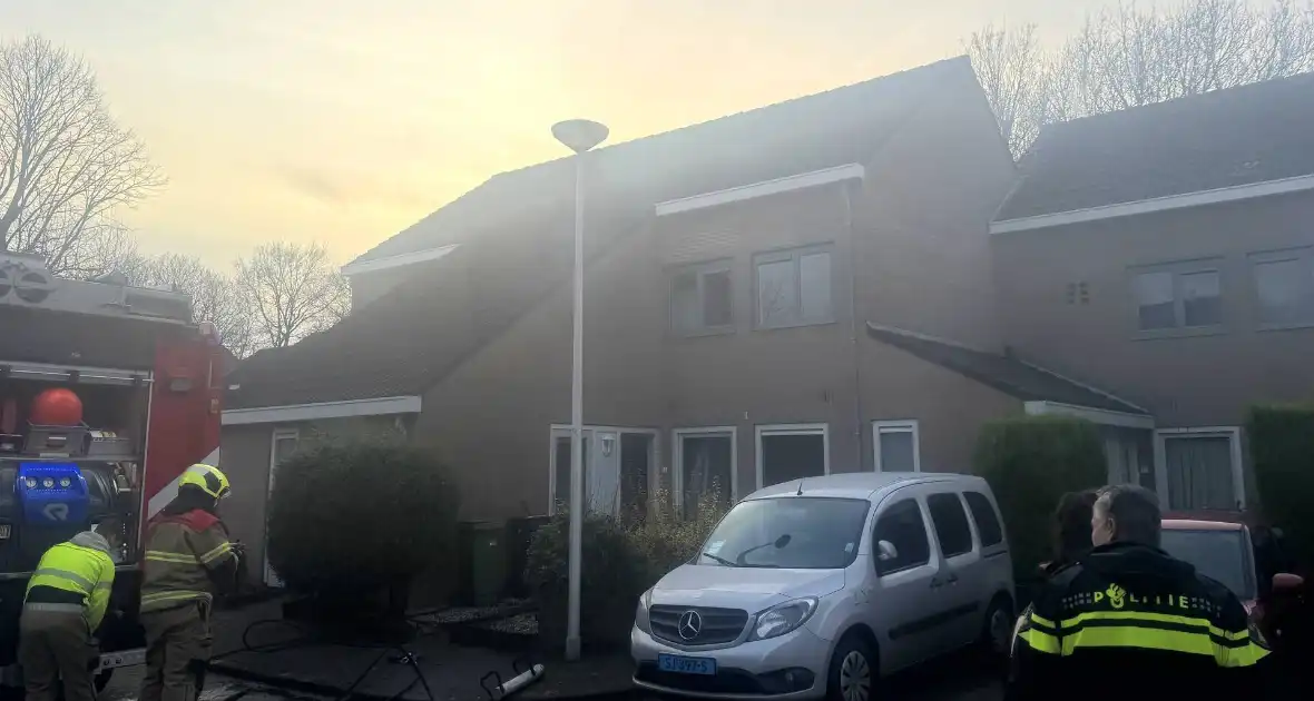 Straat afgezet bij brand in woning