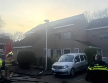 Straat afgezet bij brand in woning