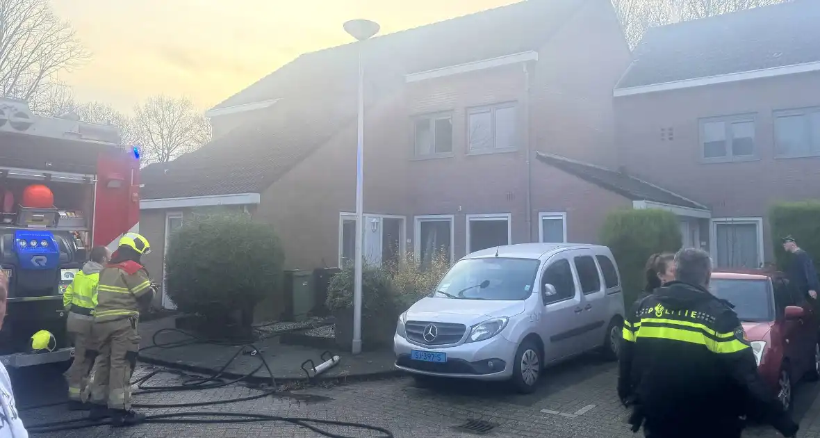 Straat afgezet bij brand in woning - Foto 1