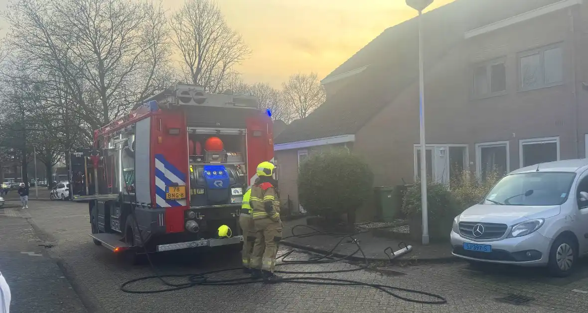 Straat afgezet bij brand in woning - Foto 2