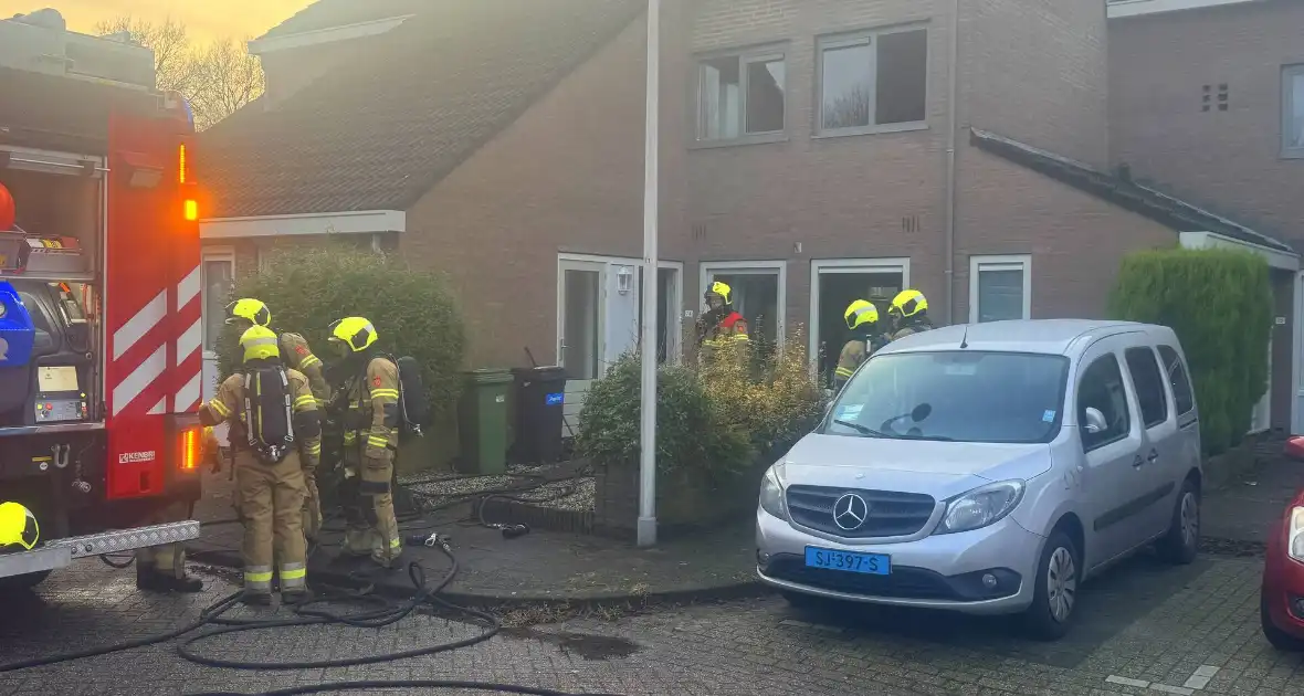 Straat afgezet bij brand in woning - Foto 3