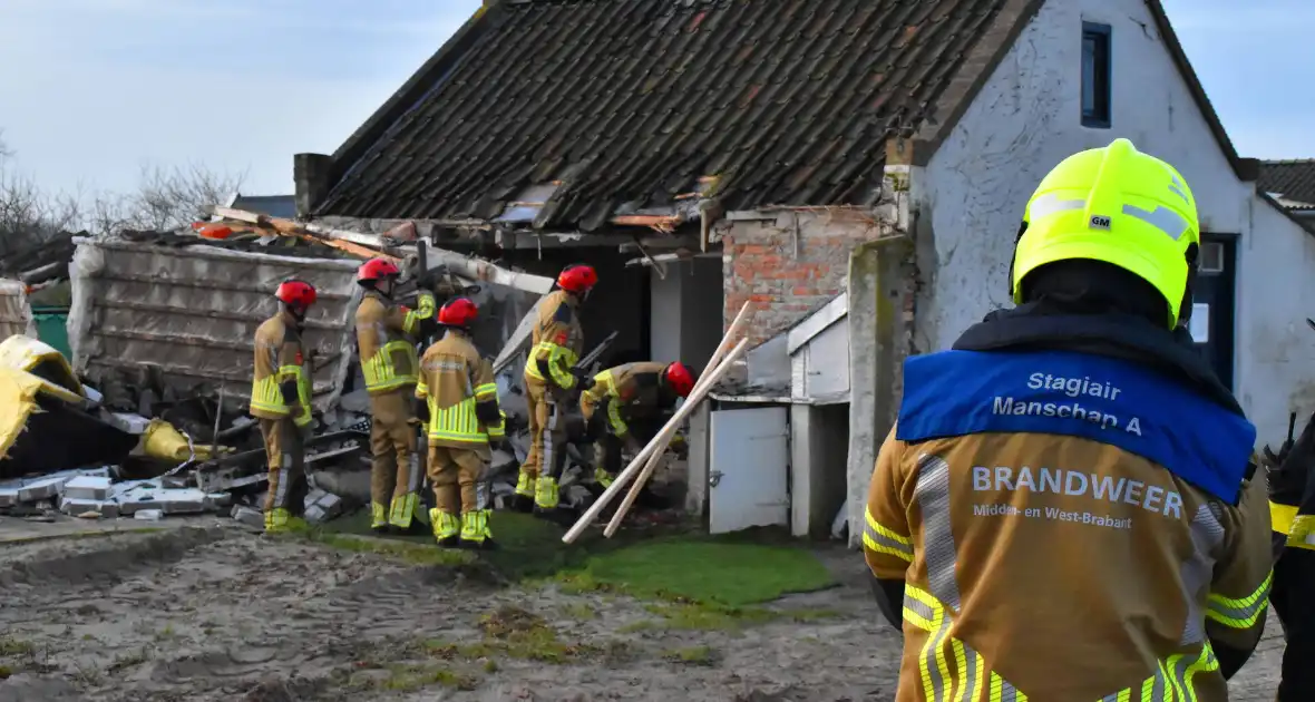 Tractor rijdt tegen woning en stort deels in