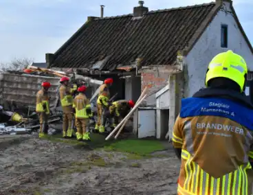 Tractor rijdt tegen woning en stort deels in