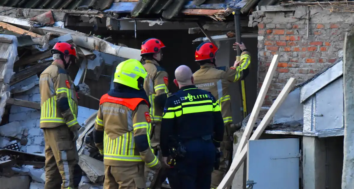 Tractor rijdt tegen woning en stort deels in - Foto 1