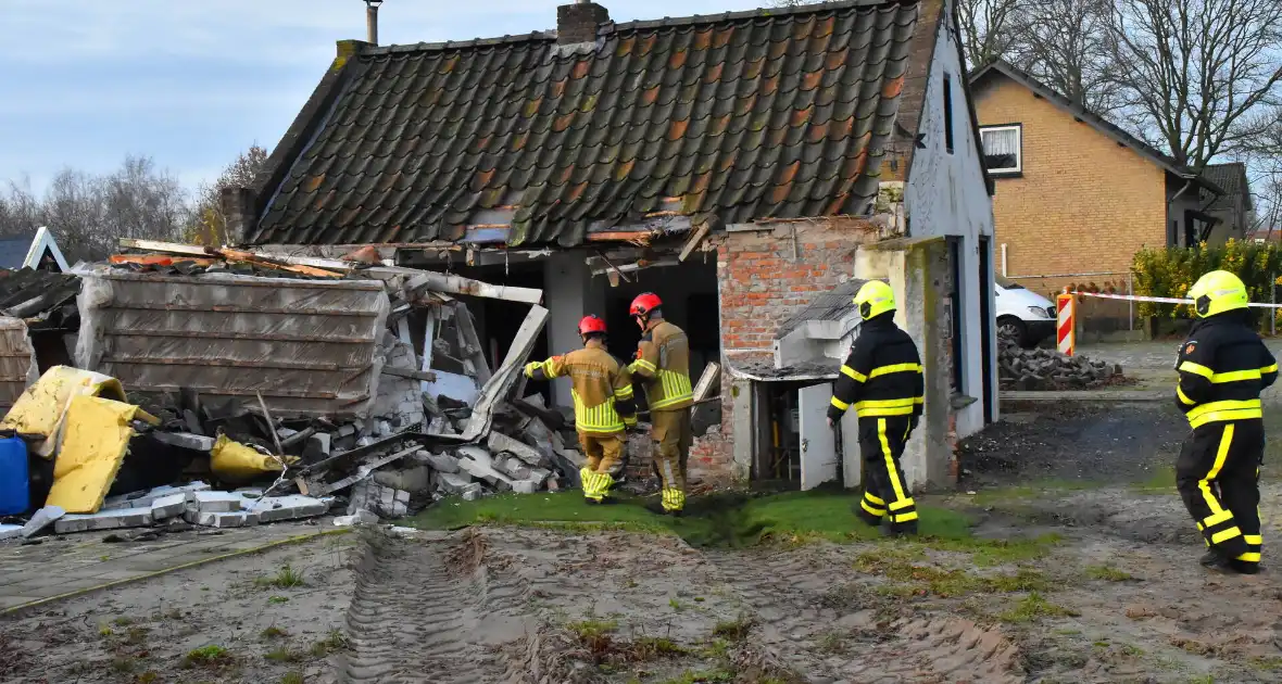 Tractor rijdt tegen woning en stort deels in - Foto 3