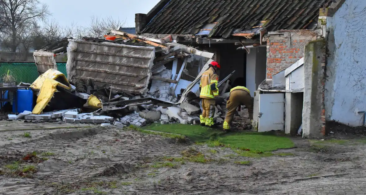 Tractor rijdt tegen woning en stort deels in - Foto 4