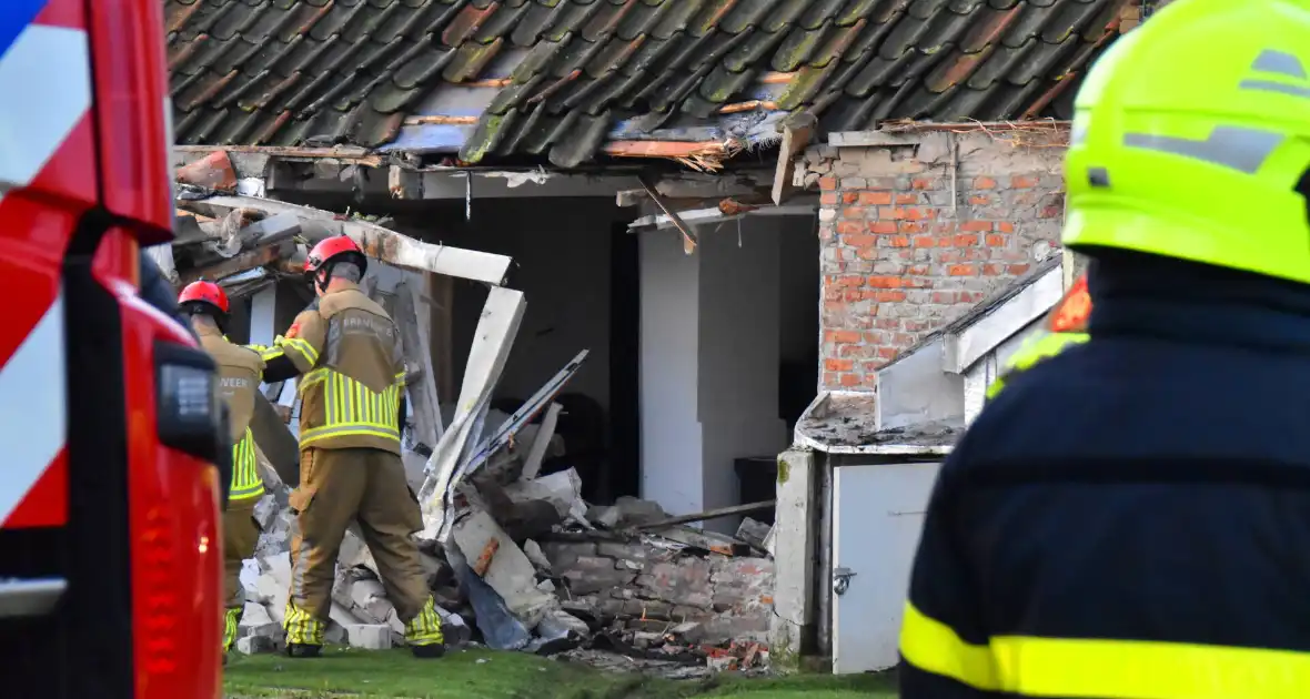 Tractor rijdt tegen woning en stort deels in - Foto 6