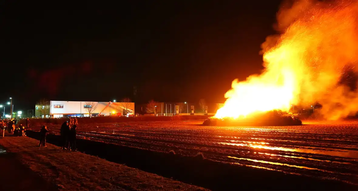 Kerstboom verbranding door brandweer - Foto 2