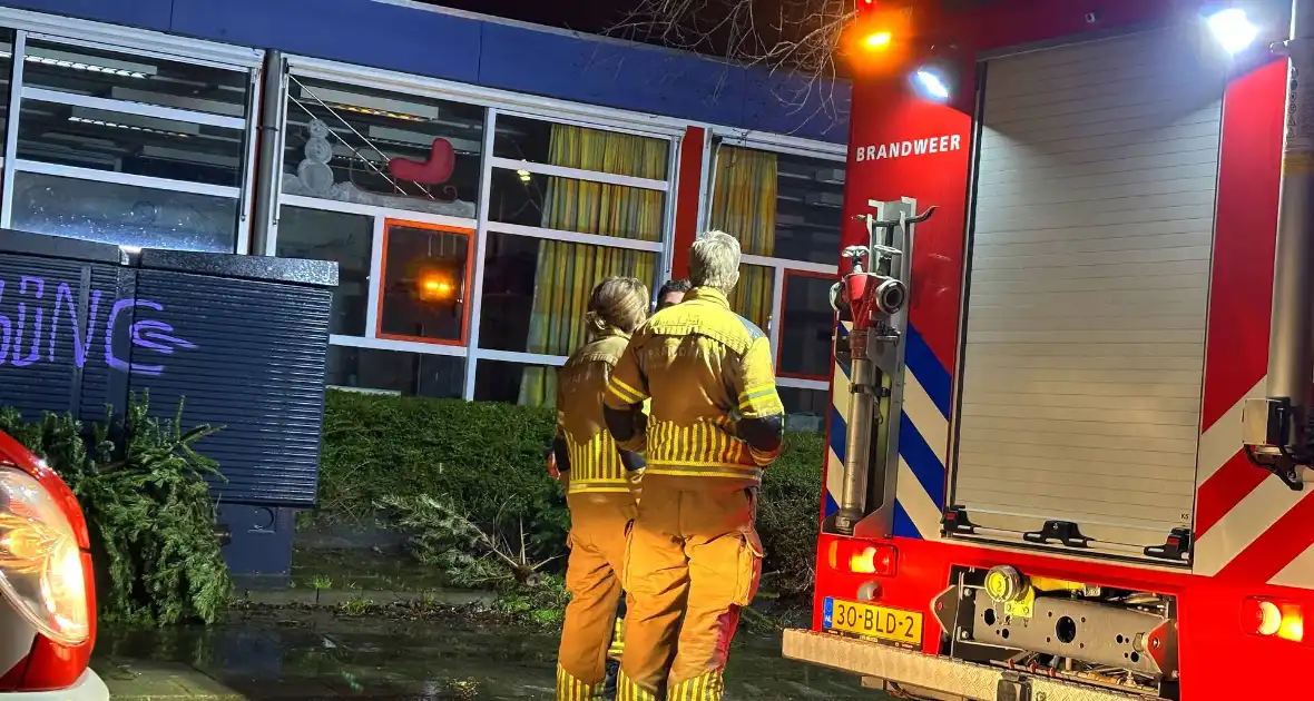 Kerstboom in brand snel geblust - Foto 3