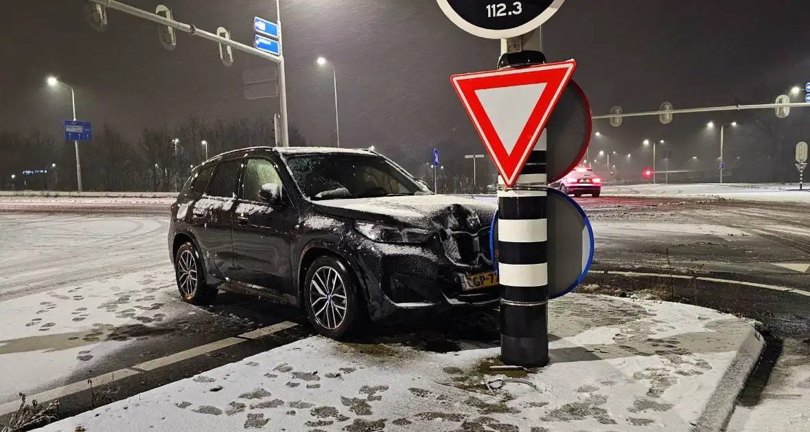 Automobilist klapt op verkeerspaal