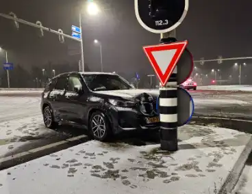 Automobilist klapt op verkeerspaal