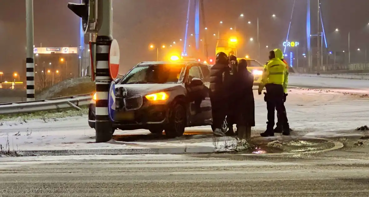 Automobilist klapt op verkeerspaal - Foto 1