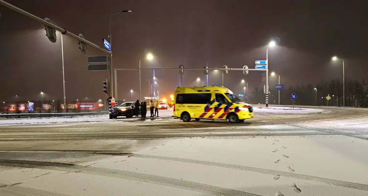 Automobilist klapt op verkeerspaal - Foto 2