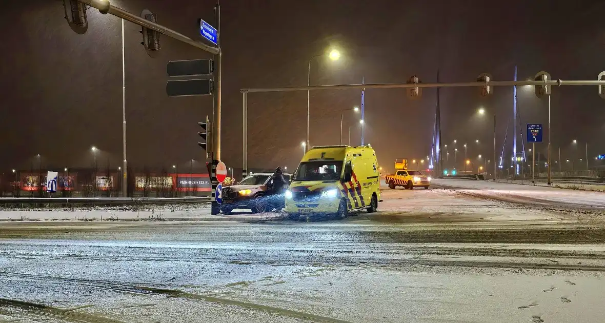 Automobilist klapt op verkeerspaal - Foto 3