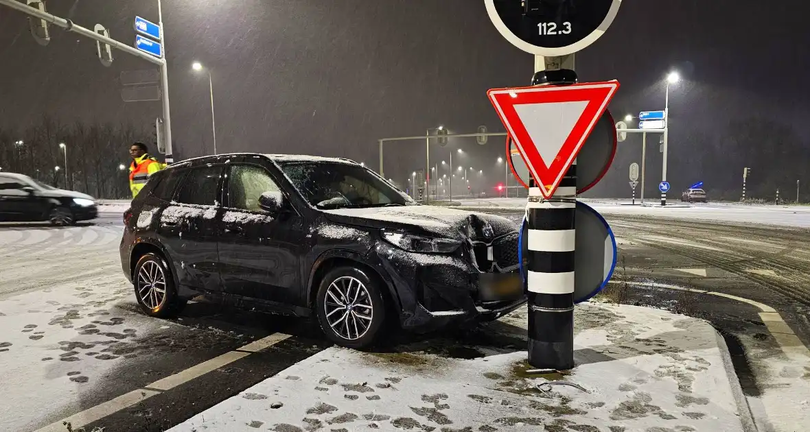 Automobilist klapt op verkeerspaal - Foto 4