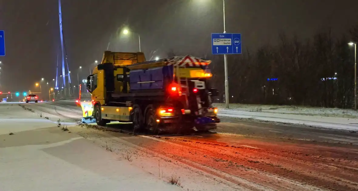 Automobilist klapt op verkeerspaal - Foto 5