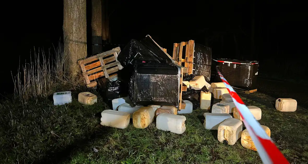 Brandweer verricht metingen bij gedumpte vaten