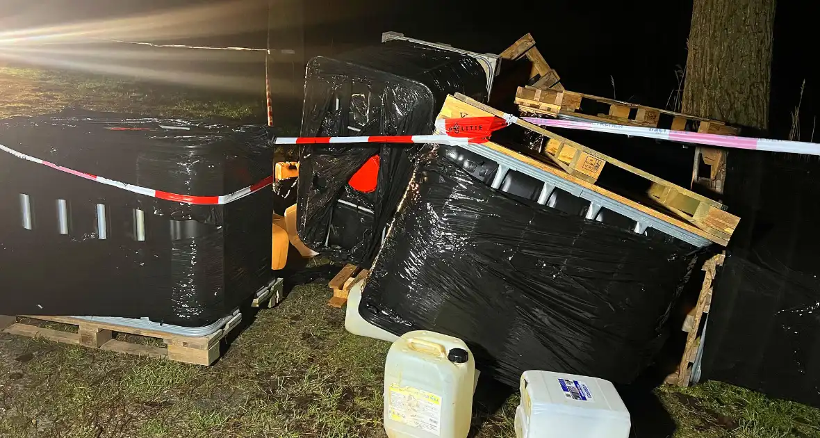 Brandweer verricht metingen bij gedumpte vaten - Foto 5