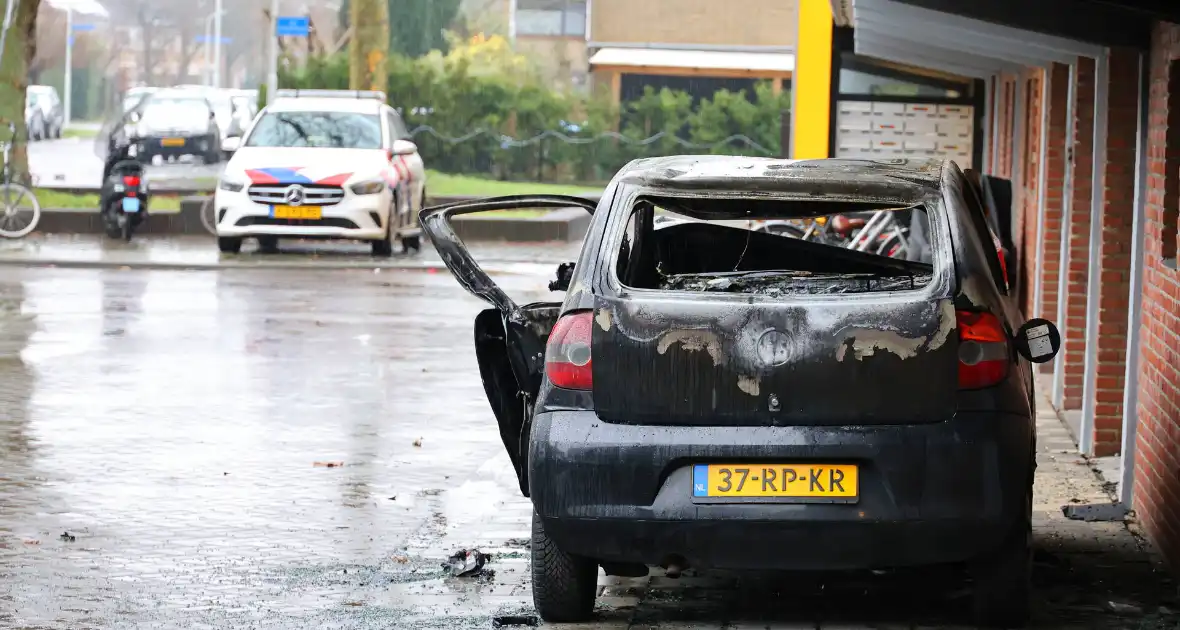 Autobrand onder balkon