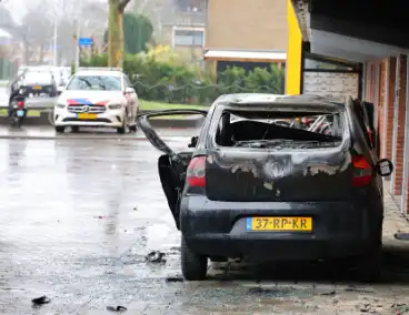 Autobrand onder balkon