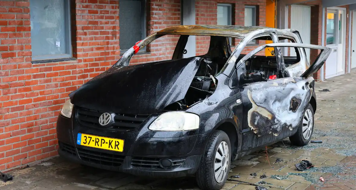 Autobrand onder balkon - Foto 5