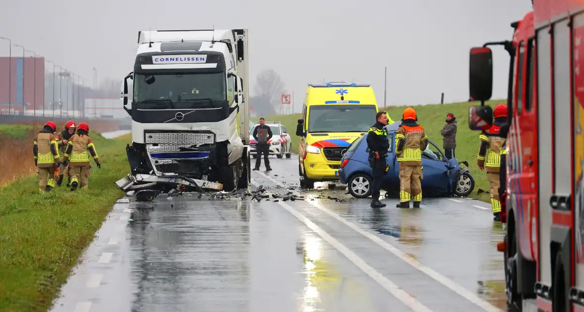 Dode bij frontale aanrijding tussen vrachtwagen en personenauto