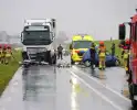 Dode bij frontale aanrijding tussen vrachtwagen en personenauto