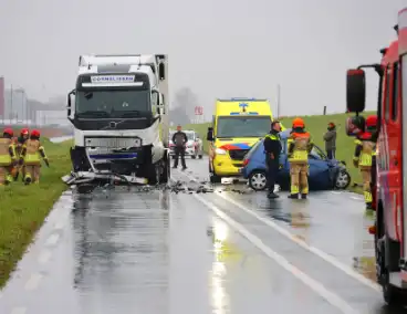 Dode bij frontale aanrijding tussen vrachtwagen en personenauto