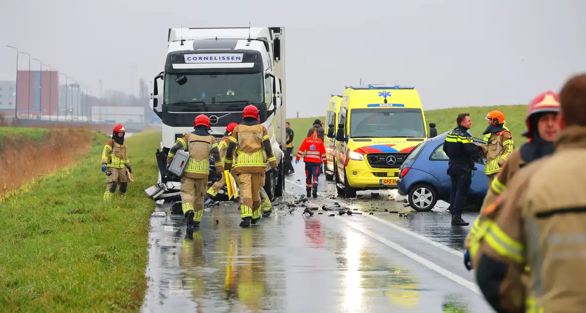 Dode bij frontale aanrijding tussen vrachtwagen en personenauto - Foto 1