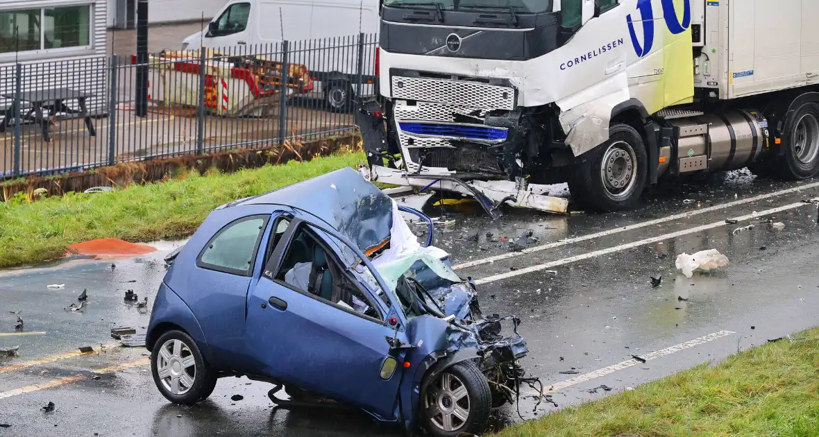 Dode bij frontale aanrijding tussen vrachtwagen en personenauto - Foto 10