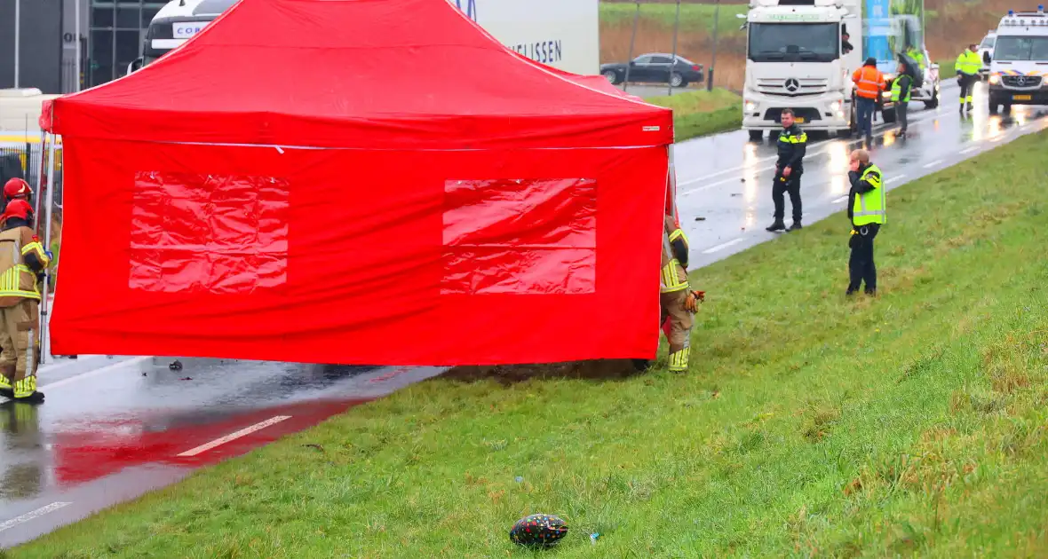 Dode bij frontale aanrijding tussen vrachtwagen en personenauto - Foto 11