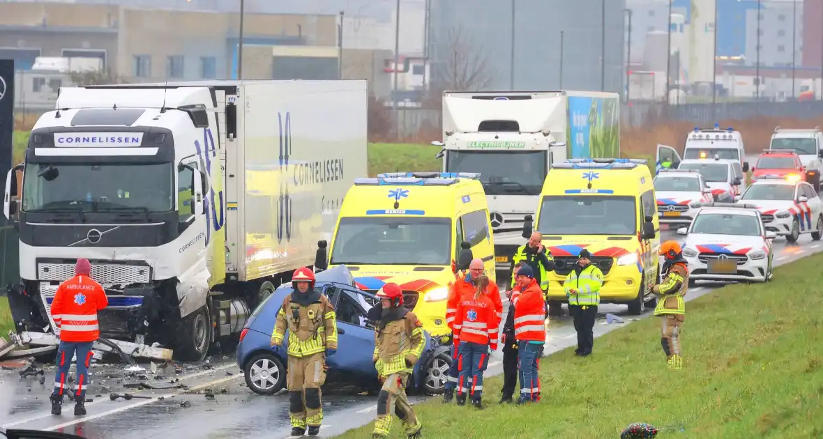 Dode bij frontale aanrijding tussen vrachtwagen en personenauto - Foto 12