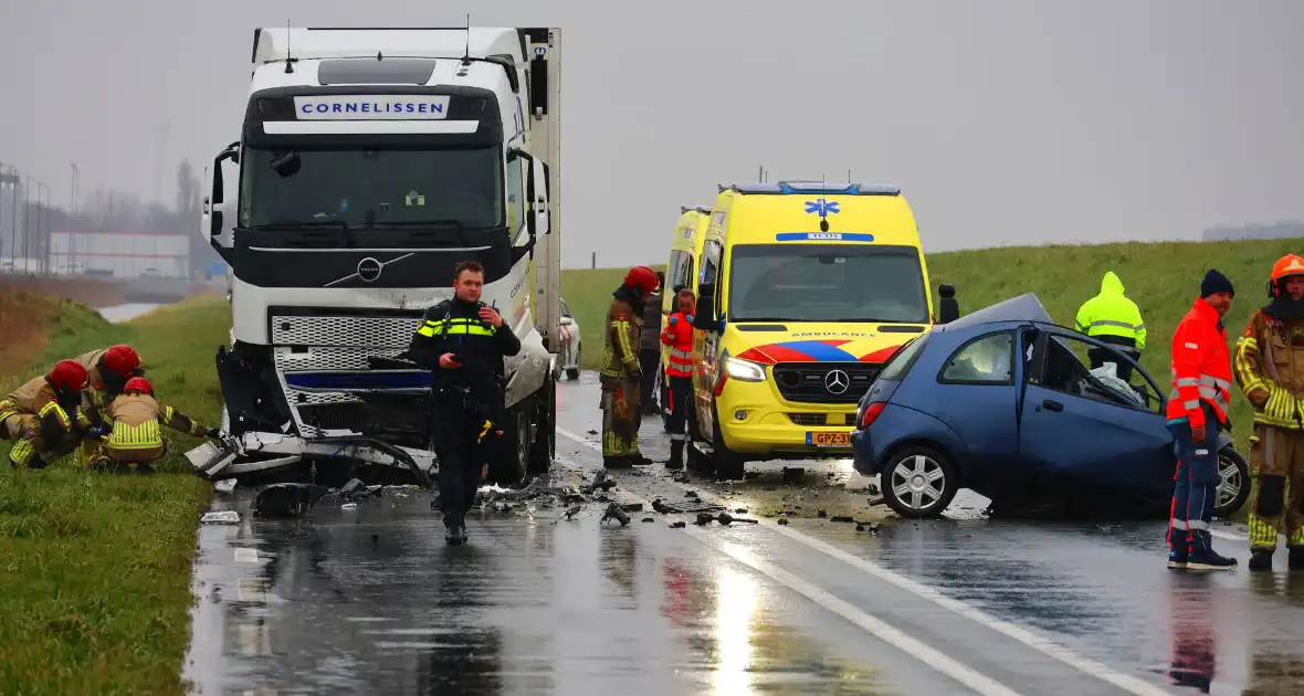 Dode bij frontale aanrijding tussen vrachtwagen en personenauto - Foto 2