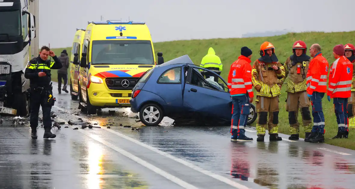 Dode bij frontale aanrijding tussen vrachtwagen en personenauto - Foto 3