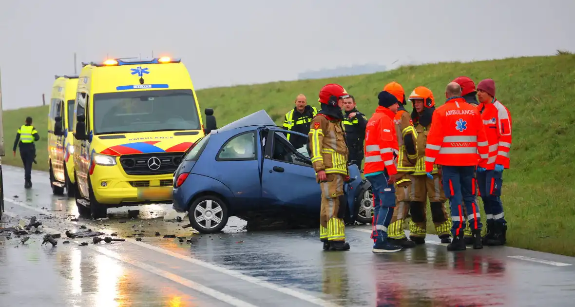 Dode bij frontale aanrijding tussen vrachtwagen en personenauto - Foto 4