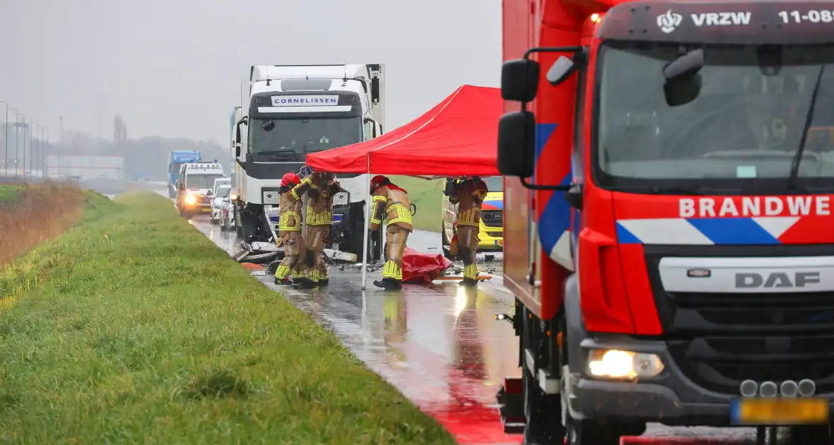 Dode bij frontale aanrijding tussen vrachtwagen en personenauto - Foto 5