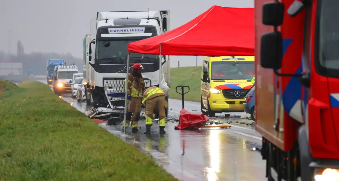 Dode bij frontale aanrijding tussen vrachtwagen en personenauto - Foto 6