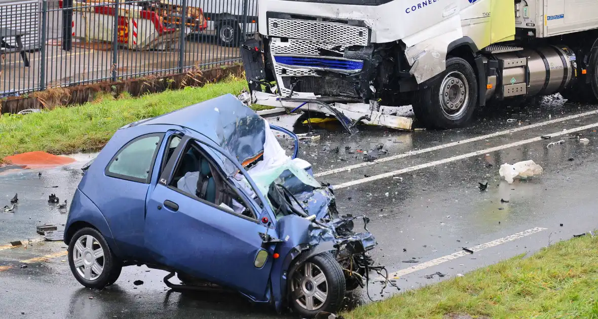 Dode bij frontale aanrijding tussen vrachtwagen en personenauto - Foto 8