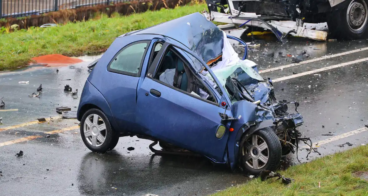 Dode bij frontale aanrijding tussen vrachtwagen en personenauto - Foto 9