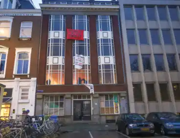 Pand gekraakt en spandoeken op gevel geplaatst