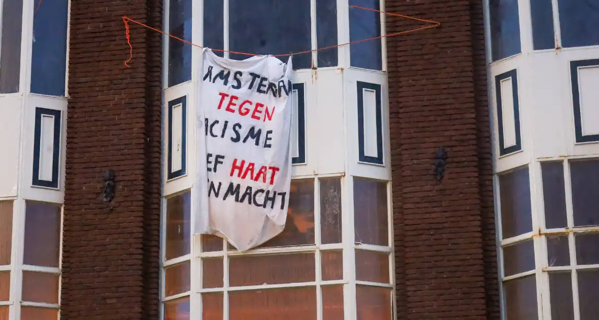 Pand gekraakt en spandoeken op gevel geplaatst - Foto 1