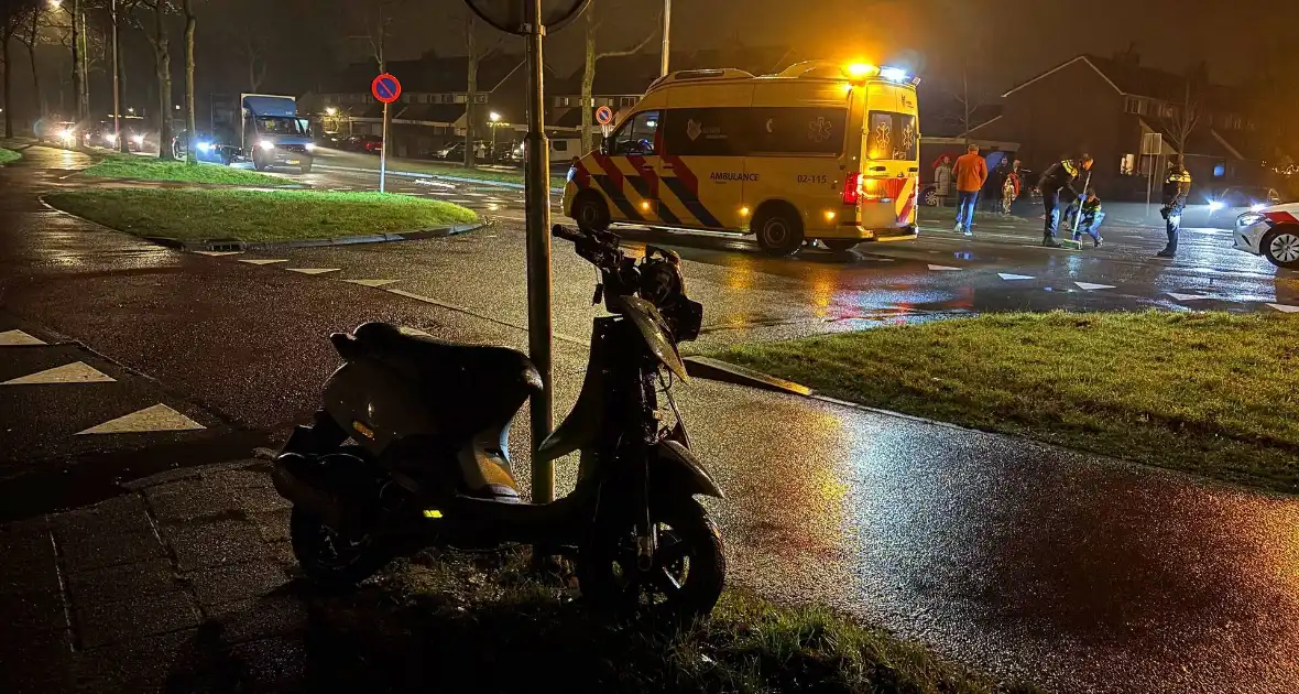 Scooterrijder en automobilist botsen met elkaar - Foto 2