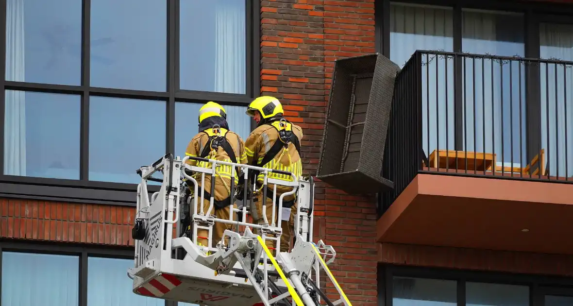 Bank op balkon dreigt te vallen - Foto 1