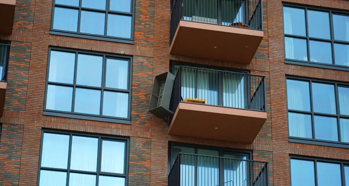 Bank op balkon dreigt te vallen - Foto 4