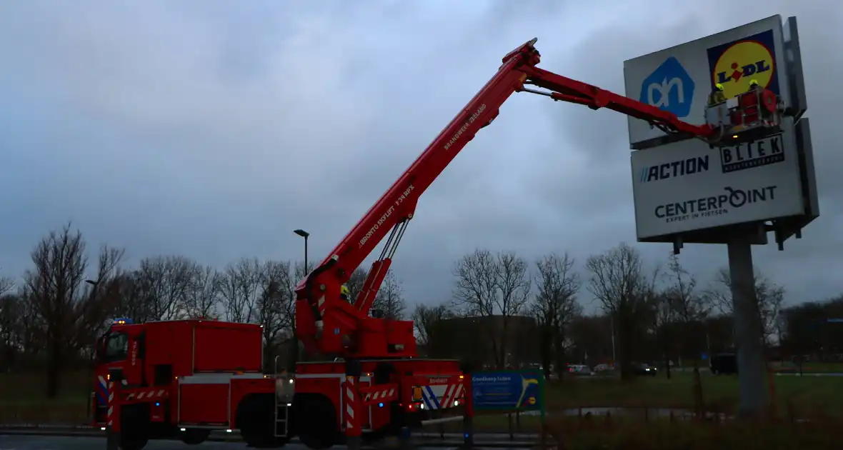 Storm veroorzaakt schade aan reclamezuil - Foto 4